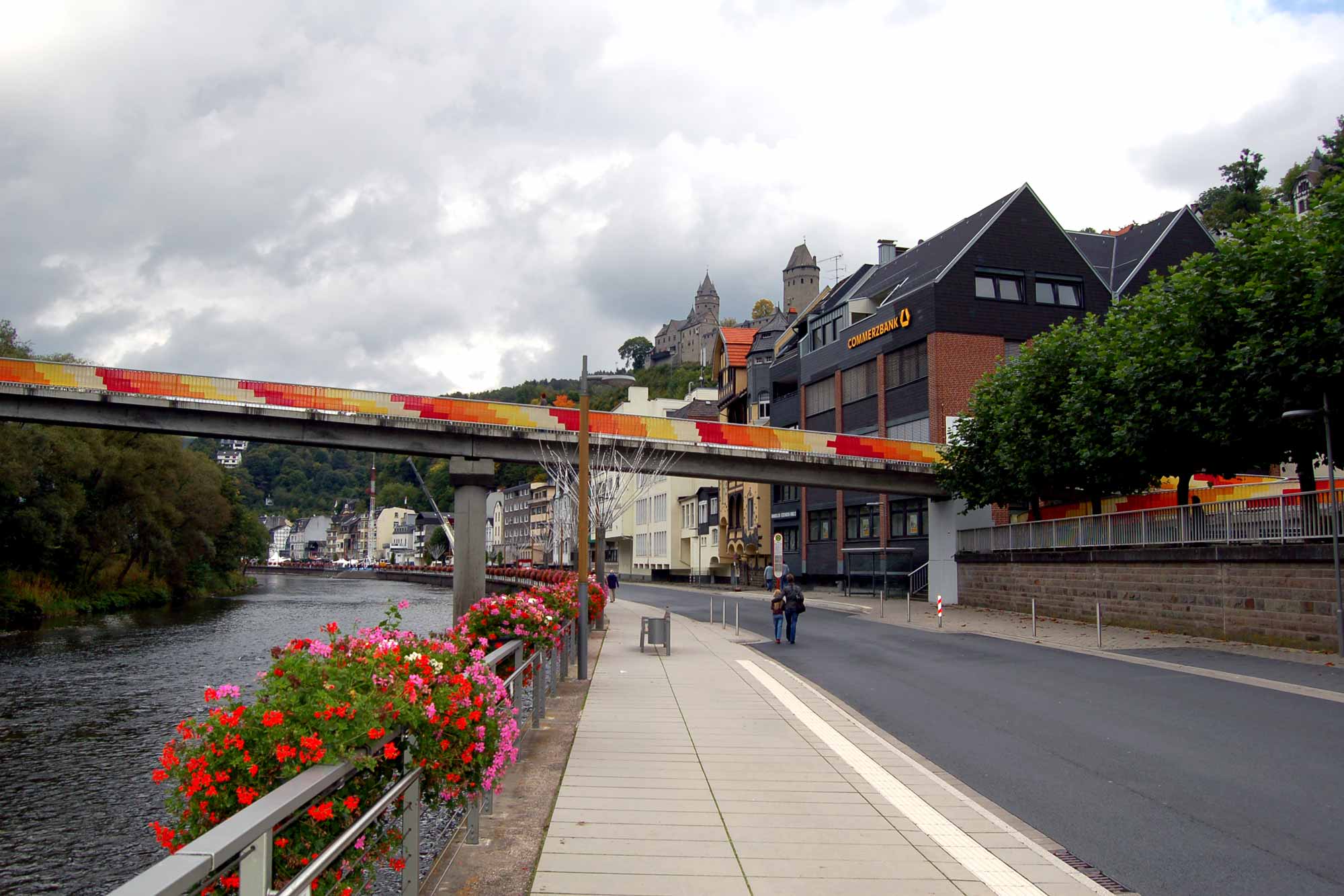 Das Bild zeigt eine saubere Straße in Altena direkt an der Lenne